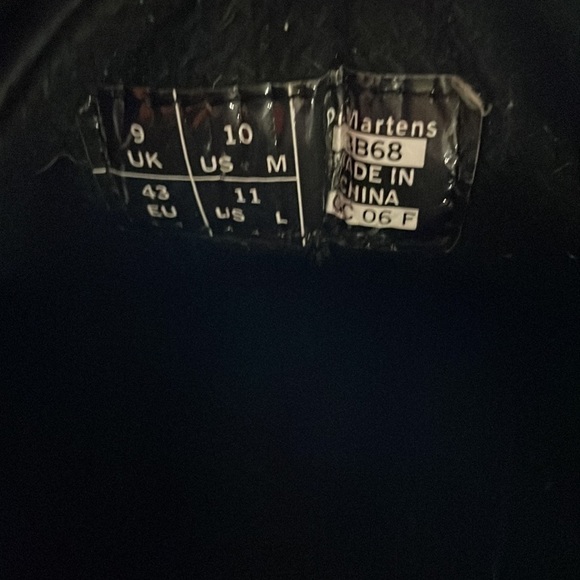 DR.MARTENS Size 10 - Picture 12 of 12